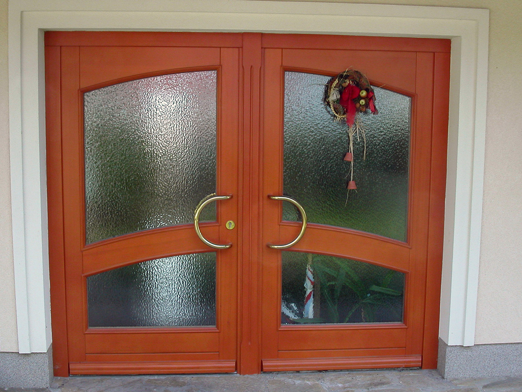 2-flügelige Hauseingangstüre mit Segmentbogen in Holz-Rahmenbauweise